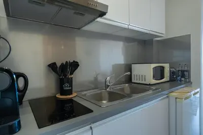 Cuisine ou kitchenette dans l'établissement Studio Vue Mer - Terrasse Privée - Piscine - Entre Nice et Cannes