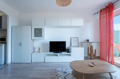 Cuisine ou kitchenette dans l'établissement Studio Vue Mer - Terrasse Privée - Piscine - Entre Nice et Cannes