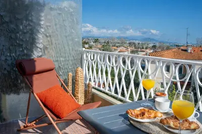 Balcon ou terrasse dans l'établissement Studio Vue Mer - Terrasse Privée - Piscine - Entre Nice et Cannes