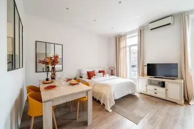 Télévision ou salle de divertissement dans l'établissement Hyper centre Cannes - 2 pièces avec balcon - 4 couchages