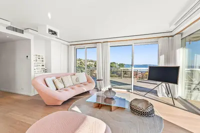 Télévision ou salle de divertissement dans l'établissement REF 2033 - Cannes - Sumptuous penthouse with sea view for rent