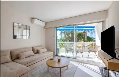 Coin salon dans l'établissement Appartement proche du centre de Cannes avec parking