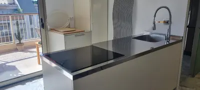Cuisine ou kitchenette dans l'établissement Magnifique deux pièces Lacour