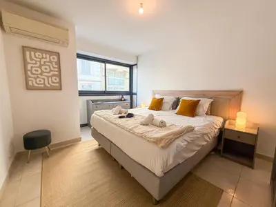 Un ou plusieurs lits dans un hébergement de l'établissement Charming Terrace Apartment with Garden Views - Cannes City Center