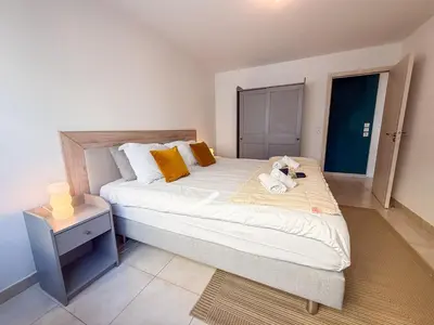 Un ou plusieurs lits dans un hébergement de l'établissement Charming Terrace Apartment with Garden Views - Cannes City Center
