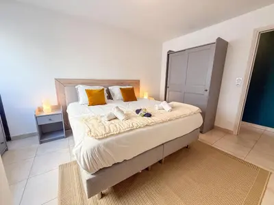 Un ou plusieurs lits dans un hébergement de l'établissement Charming Terrace Apartment with Garden Views - Cannes City Center