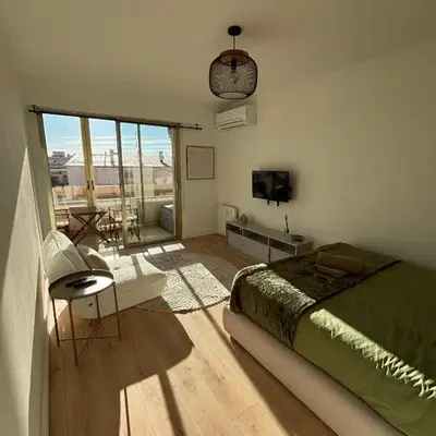 Proche Festival de Cannes - Studio avec Loggia - Gare à 5min Bus au pied de l'immeuble