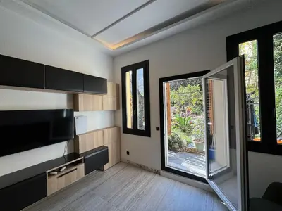 Télévision ou salle de divertissement dans l'établissement Elegant studio with mezzanine, city center