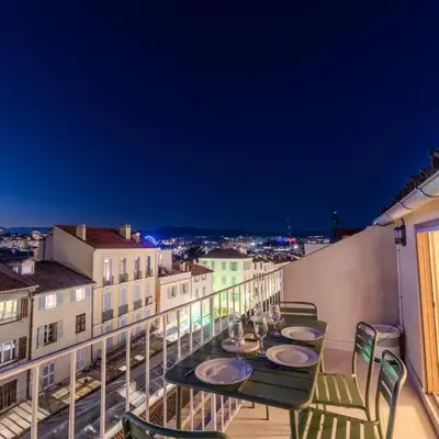 Exceptional duplex for 5 or 6 guests with sea and market views