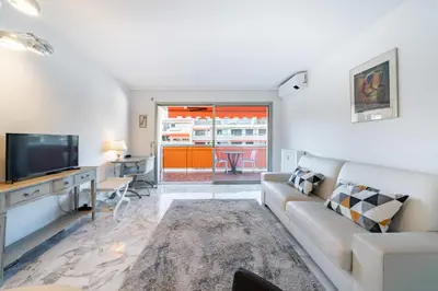 Télévision ou salle de divertissement dans l'établissement Cozystay 1763 Éclatant 2 pièces centre Cannes