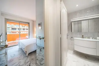 Salle de bains dans l'établissement Cozystay 1763 Éclatant 2 pièces centre Cannes