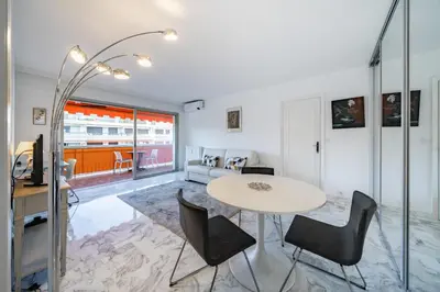 Cuisine ou kitchenette dans l'établissement Cozystay 1763 Éclatant 2 pièces centre Cannes