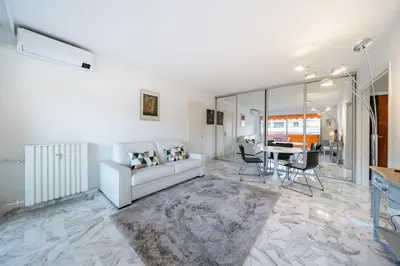 Coin salon dans l'établissement Cozystay 1763 Éclatant 2 pièces centre Cannes
