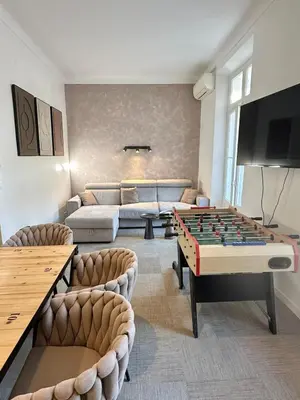Télévision ou salle de divertissement dans l'établissement 2 bedrooms, large terrace, city center
