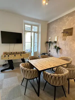 Télévision ou salle de divertissement dans l'établissement 2 bedrooms, large terrace, city center