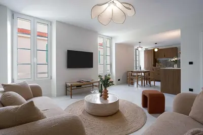 Télévision ou salle de divertissement dans l'établissement Maya Cannes