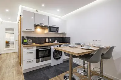 Cuisine ou kitchenette dans l'établissement 8 MERLE T2 - Appartement moderner pour 4 personnes proche Palais