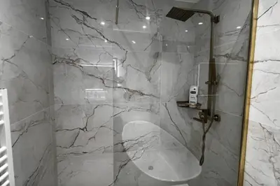 Salle de bains dans l'établissement Juan les pin 24 personne proche mer