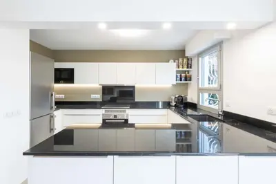 Cuisine ou kitchenette dans l'établissement Ground-Floor 2 Br - Near Centre & Beaches