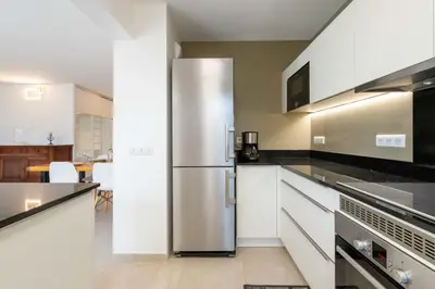 Cuisine ou kitchenette dans l'établissement Ground-Floor 2 Br - Near Centre & Beaches