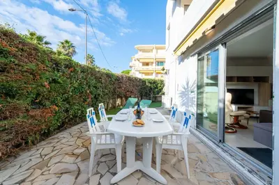 Balcon ou terrasse dans l'établissement Ground-Floor 2 Br - Near Centre & Beaches
