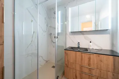 Salle de bains dans l'établissement Ground-Floor 2 Br - Near Centre & Beaches