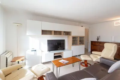 Télévision ou salle de divertissement dans l'établissement Ground-Floor 2 Br - Near Centre & Beaches