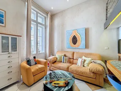 Coin salon dans l'établissement Cosy Short-Term Rental in Cannes