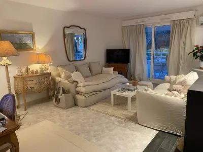 Télévision ou salle de divertissement dans l'établissement Appartement au centre de Cannes à deux pas du festival