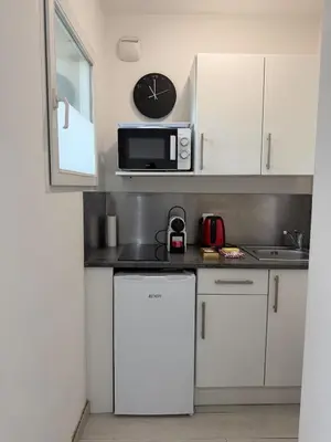 Cuisine ou kitchenette dans l'établissement Studio en bord de mer !