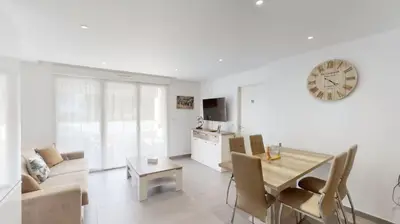 Télévision ou salle de divertissement dans l'établissement Lumineux 3 pièces avec terrasse et parking - proche plage