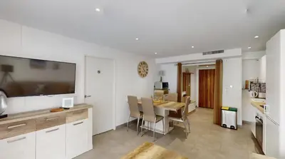 Cuisine ou kitchenette dans l'établissement Lumineux 3 pièces avec terrasse et parking - proche plage