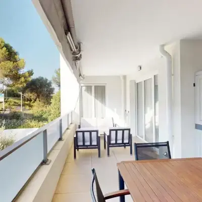 Lumineux 3 pièces avec terrasse et parking - proche plage