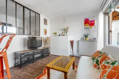 Télévision ou salle de divertissement dans l'établissement Appartement Les jardins de Vallauris - Welkeys