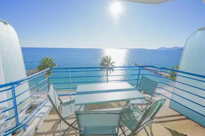 Vue générale sur la mer ou vue sur la mer prise depuis l'appartement