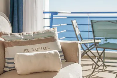 Vue générale sur la mer ou vue sur la mer prise depuis l'appartement