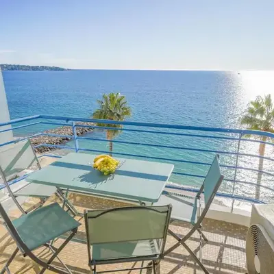 Bord de mer- Plage -Antibes Juan