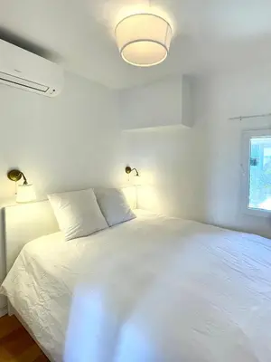 Un ou plusieurs lits dans un hébergement de l'établissement Antibes Old Town Rooftop Sea-View 1BR Apt with Terrace