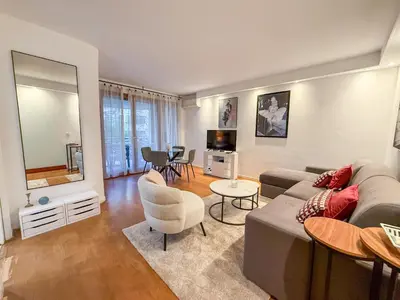 Télévision ou salle de divertissement dans l'établissement Central Cannes Apartment with Private Terrace - 5 Min to Croisette - ID1009