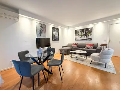 Coin salon dans l'établissement Central Cannes Apartment with Private Terrace - 5 Min to Croisette - ID1009
