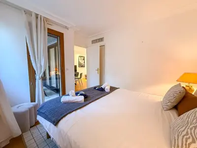 Un ou plusieurs lits dans un hébergement de l'établissement Central Cannes Apartment with Private Terrace - 5 Min to Croisette - ID1009