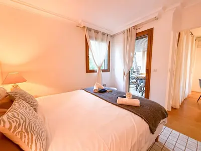 Un ou plusieurs lits dans un hébergement de l'établissement Central Cannes Apartment with Private Terrace - 5 Min to Croisette - ID1009