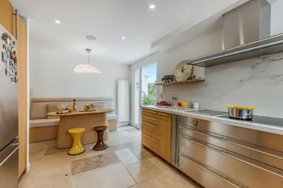 Cuisine ou kitchenette dans l'établissement La Maison Blanche Sur Le Golf