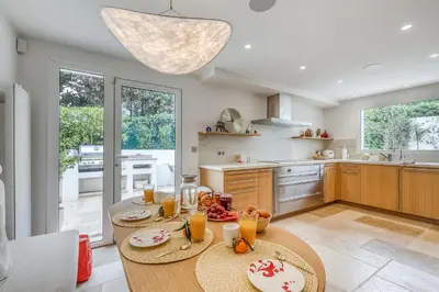 Cuisine ou kitchenette dans l'établissement La Maison Blanche Sur Le Golf