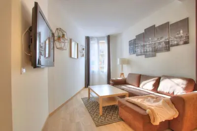 Télévision ou salle de divertissement dans l'établissement Lovely 1BR flat 15 min walk from La Croisette