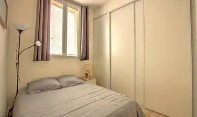 Un ou plusieurs lits dans un hébergement de l'établissement Lovely 1BR flat 15 min walk from La Croisette