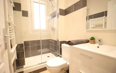 Salle de bains dans l'établissement Lovely 1BR flat 15 min walk from La Croisette