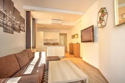 Télévision ou salle de divertissement dans l'établissement Lovely 1BR flat 15 min walk from La Croisette