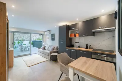 Cuisine ou kitchenette dans l'établissement Charmant studio lumineux avec grand extérieur
