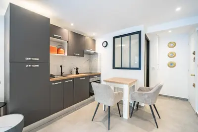 Cuisine ou kitchenette dans l'établissement Charmant studio lumineux avec grand extérieur